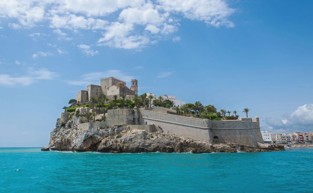 Peñíscola stands as a remarkable blend of historical richness and sustainable progress. Known for its iconic castle overlooking the Mediterranean and its charming old town, the destination has embraced sustainability as a core value. By obtaining the Biosphere Certified distinction, Peñíscola reaffirms its dedication to preserving cultural heritage, protecting natural resources, and fostering responsible tourism practices.

This commitment ensures that visitors can immerse themselves in its historical charm while contributing to a positive impact on the local environment and community. Peñíscola is a true example of how heritage and sustainability can coexist harmoniously. 