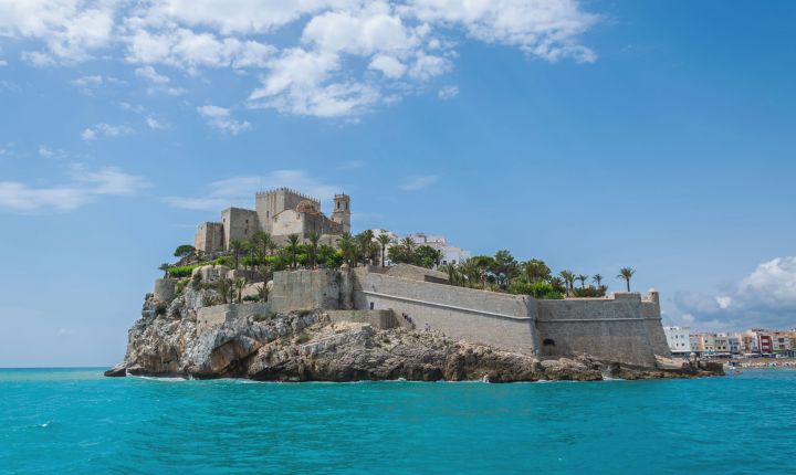 Peñíscola se alza como un destino único que combina riqueza histórica y progreso sostenible. Conocida por su icónico castillo con vistas al Mediterráneo y su encantador casco antiguo, esta localidad ha hecho de la sostenibilidad un valor fundamental.

Al obtener la distinción Biosphere Certified, Peñíscola reafirma su compromiso con la preservación del patrimonio cultural, la protección de los recursos naturales y la promoción de prácticas de turismo responsable.

Este compromiso permite que los visitantes disfruten de su encanto histórico mientras contribuyen a generar un impacto positivo en el entorno local y en la comunidad. Peñíscola es, sin duda, un verdadero ejemplo de cómo el patrimonio y la sostenibilidad pueden coexistir en perfecta armonía.