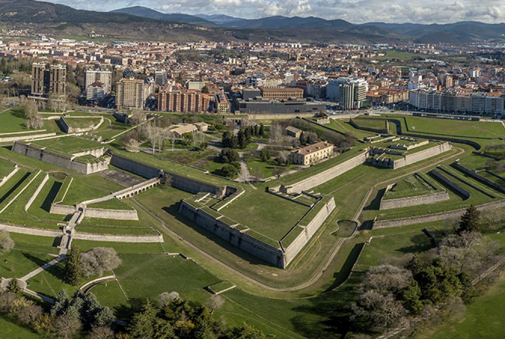 Pamplona con sus encantadores paisajes y espacios verdes, destaca su compromiso con la sostenibilidad turística.